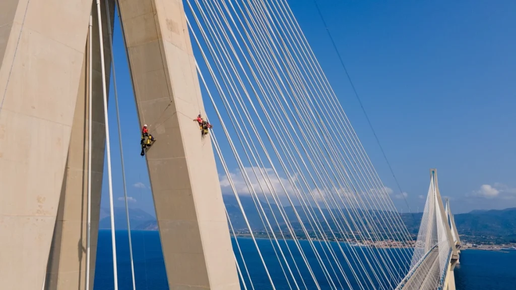 Εντυπωσιακές εικόνες από τις εργασίες Γάλλων αλπινιστών στη γέφυρα Ρίου – Αντιρρίου