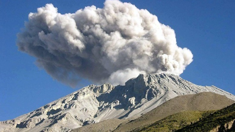Σε κατάσταση συναγερμού το Περού – Ένα βήμα πριν εκραγεί το ηφαίστειο Ουμπίνας