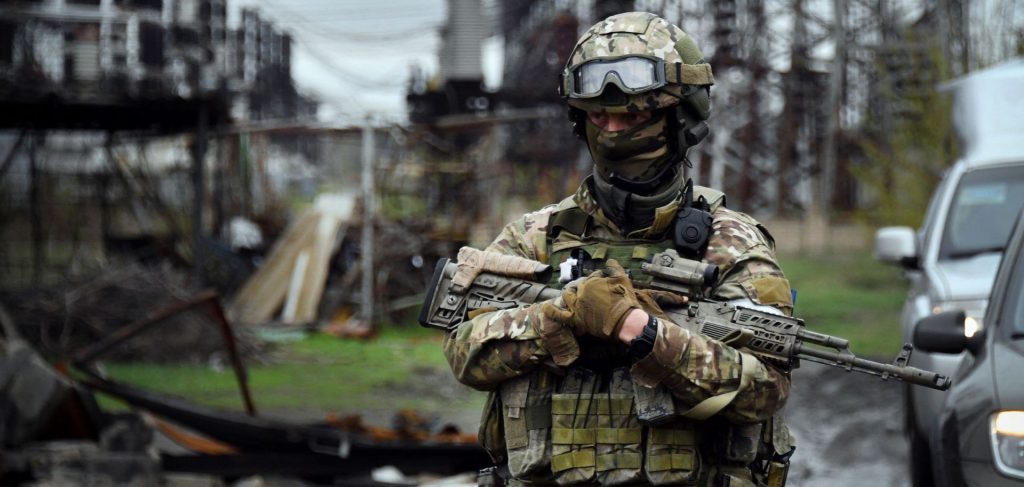 Βίντεο: Ρώσος στρατιώτης επιλέγει τον θάνατο με χειροβομβίδα για να μην αιχμαλωτιστεί από τους Ουκρανούς (σκληρές εικόνες)