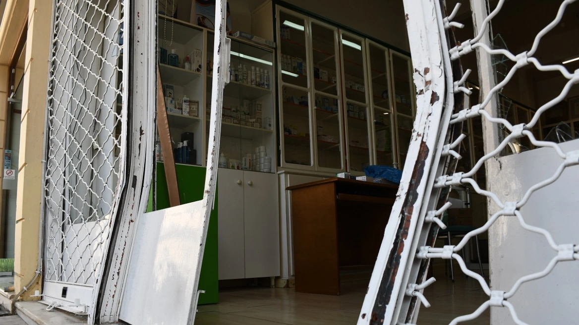 Άργος: Διαρρήκτες εισέβαλαν σε φαρμακείο με κλεμμένο αγροτικό (φωτό)