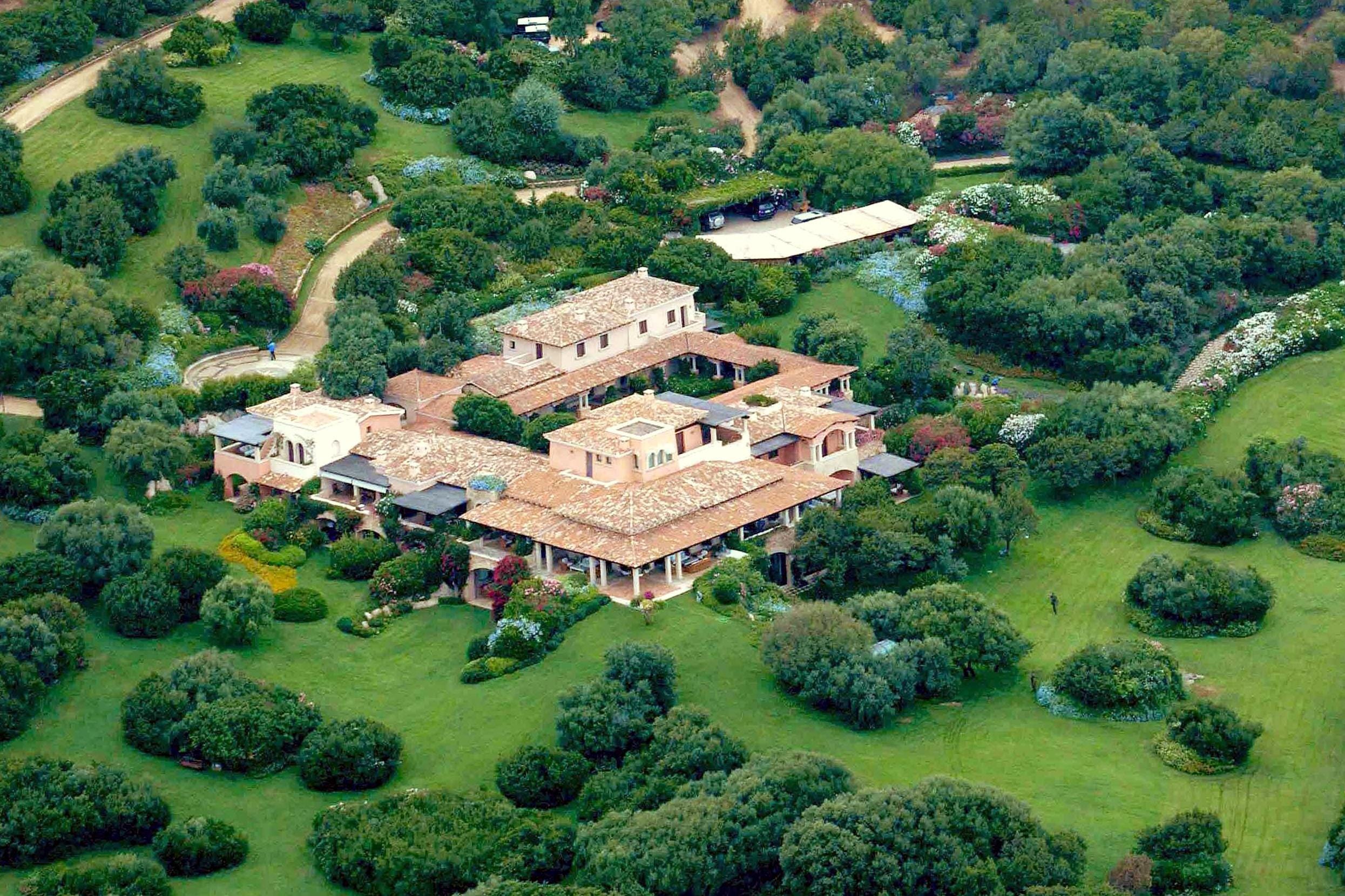 Ιταλία: Η βίλα του Σ.Μπερλουσκόνι που φιλοξενούσε τα πάρτι bunga-bunga εξετάζεται να γίνει μουσείο (βίντεο)