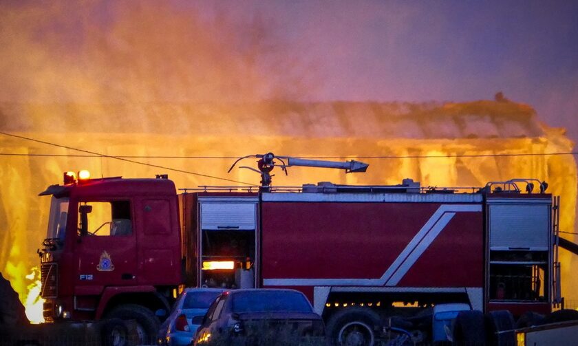 Πυρκαγιά σε εργοστάσιο στα Οινόφυτα – Μήνυμα από το 112 στους κατοίκους της περιοχής