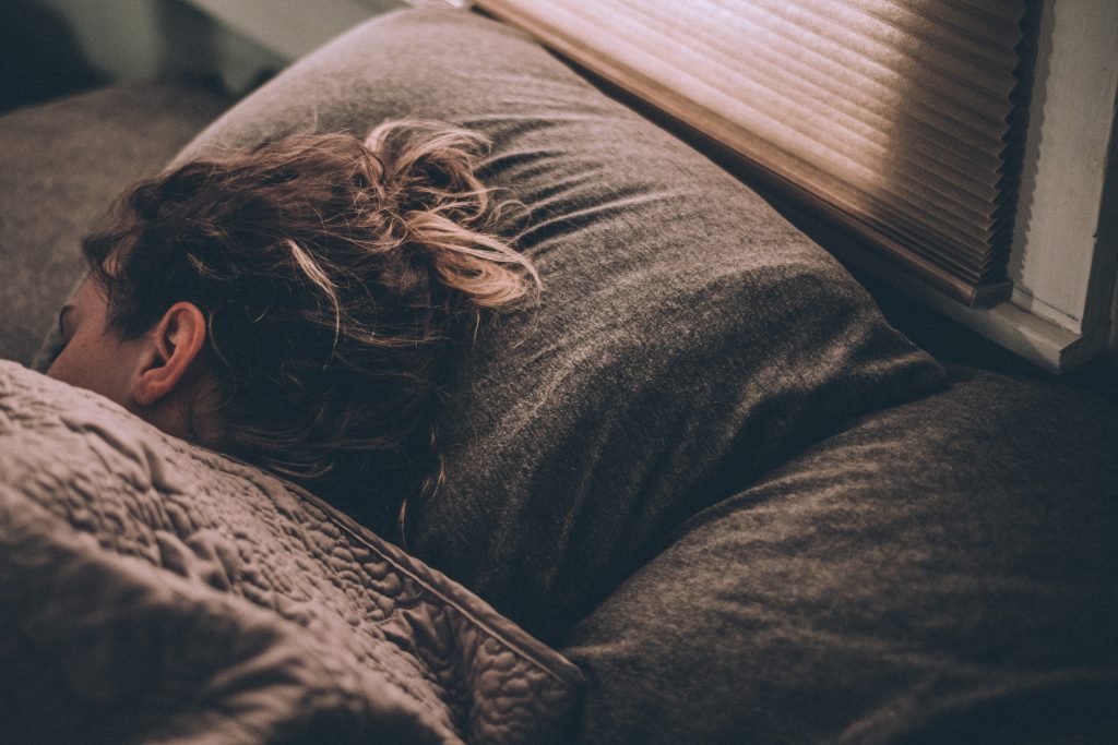 Νέα έρευνα δίνει την απάντηση στο «αιώνιο» ερώτημα: Πόσες ακριβώς ώρες ύπνου χρειαζόμαστε;
