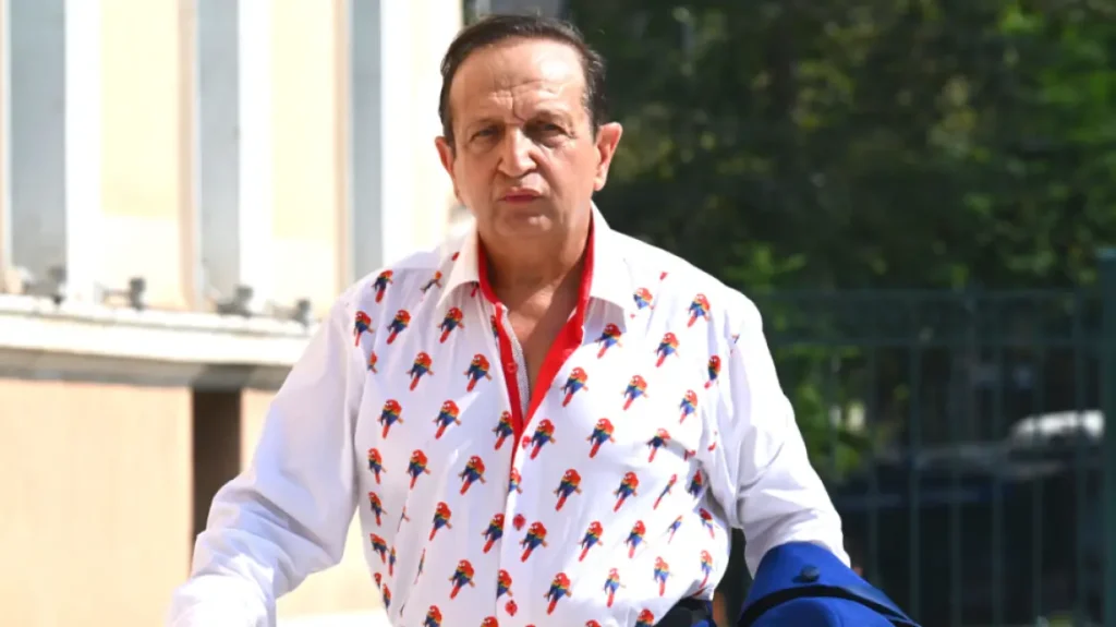 Νέα τοποθέτηση από τον Σ.Μπιμπίλα για το πουκάμισο με τους παπαγάλους: «Δεν υπάρχει πρωτόκολλο»