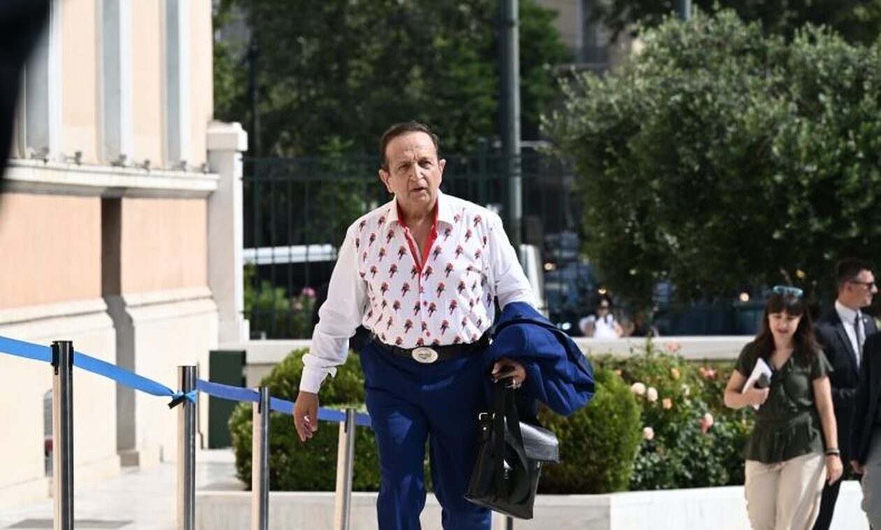 Ο Σ.Μπιμπίλας απαντά για το πουκάμισο με τα παπαγαλάκια στη Βουλή – «Θα είμαι έτσι όπως με γνωρίζετε»