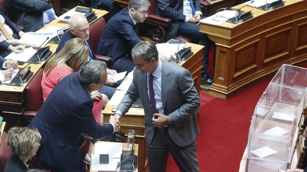 Η χειραψία του Κ.Μητσοτάκη με τον Σ.Φάμελλο εντός της Βουλής