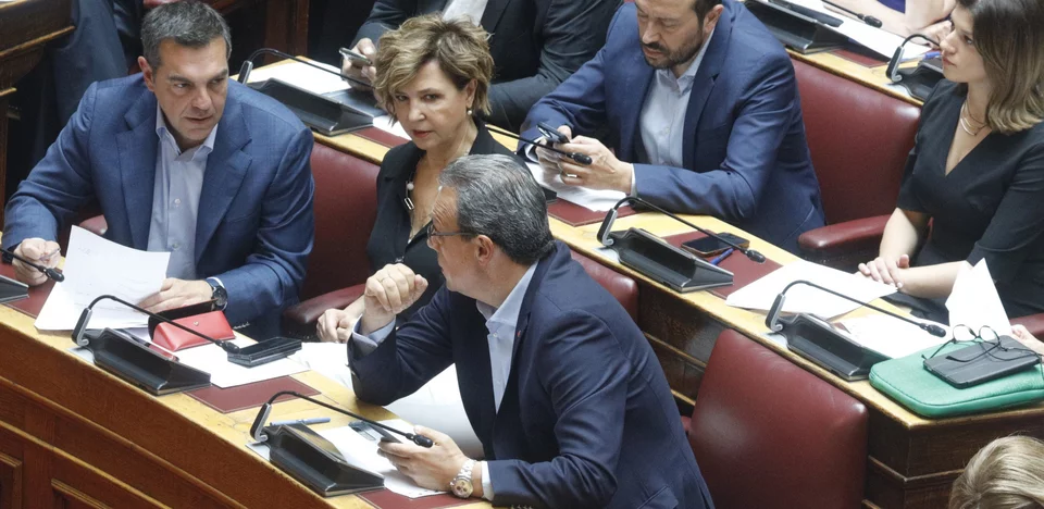 Αλλαγές στα κοινοβουλευτικά έδρανα του ΣΥΡΙΖΑ: Ο Α.Τσίπρας έδωσε στον Σ.Φάμελλο τη θέση του στην Ολομέλεια της Βουλής