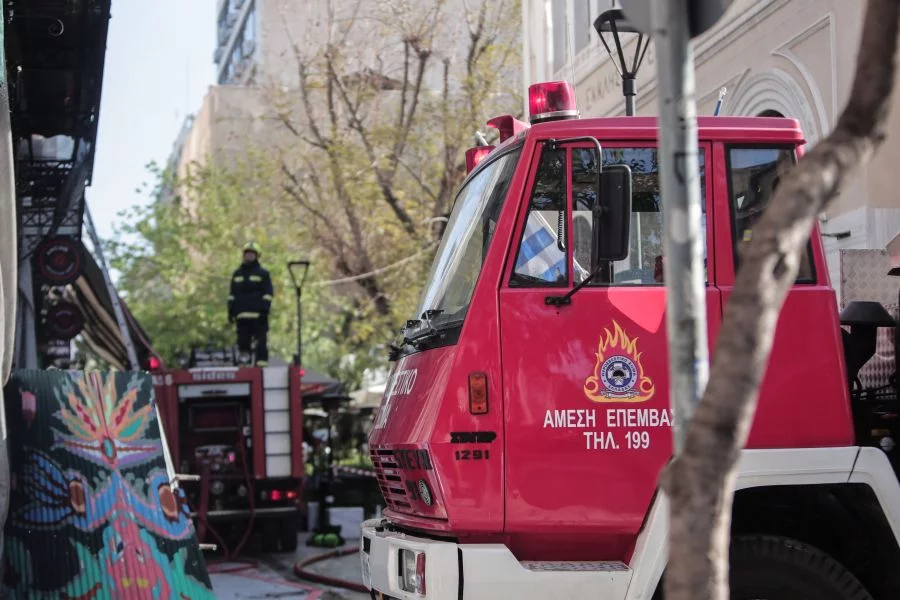 Φωτιά ξέσπασε σε κτίριο στο κέντρο της Αθήνας