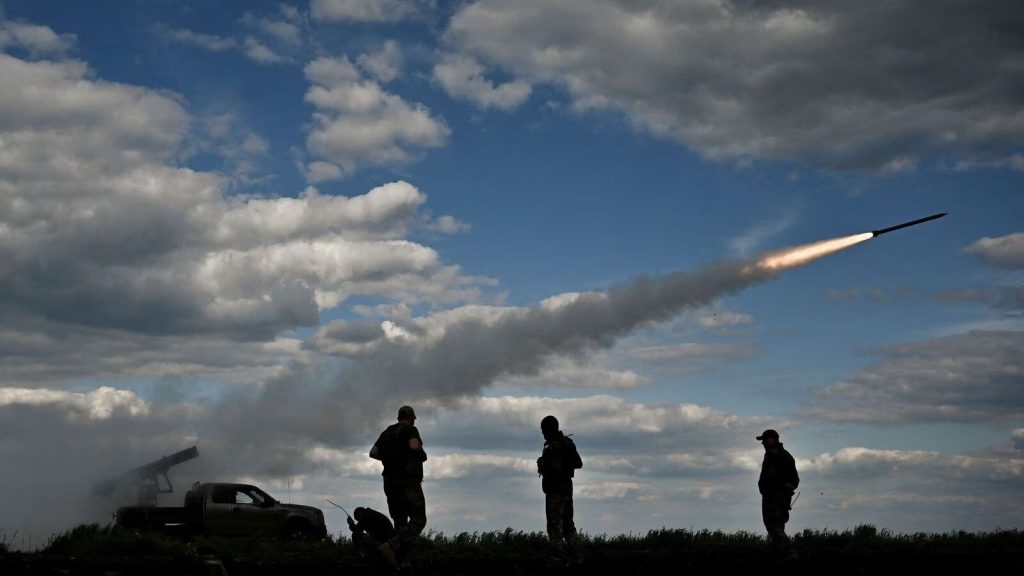 Βίντεο από τη στιγμή της πυραυλικής επίθεσης στο Ντονιέτσκ – Τεράστια αποθήκη με πυρομαχικά ισοπέδωσαν οι Ουκρανοί