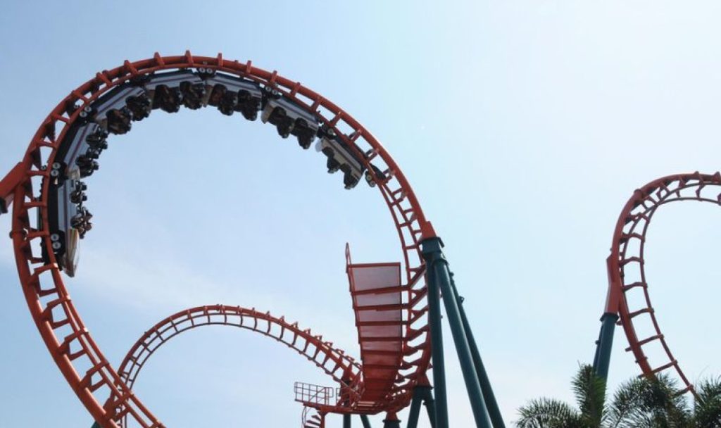 ΗΠΑ: Τρενάκι σε λούκα παρκ κόλλησε και οι επιβάτες κρέμονταν για ώρες ανάποδα (βίντεο)