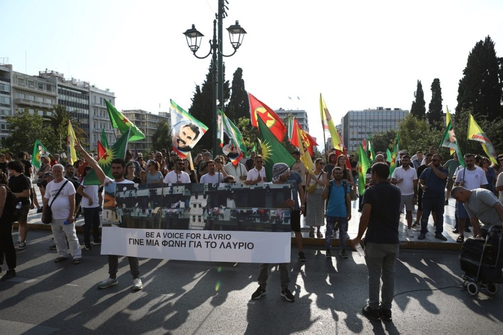 Κούρδοι διαδηλώνουν στο κέντρο της Αθήνας για την εκκένωση δομής στο Λαύριο