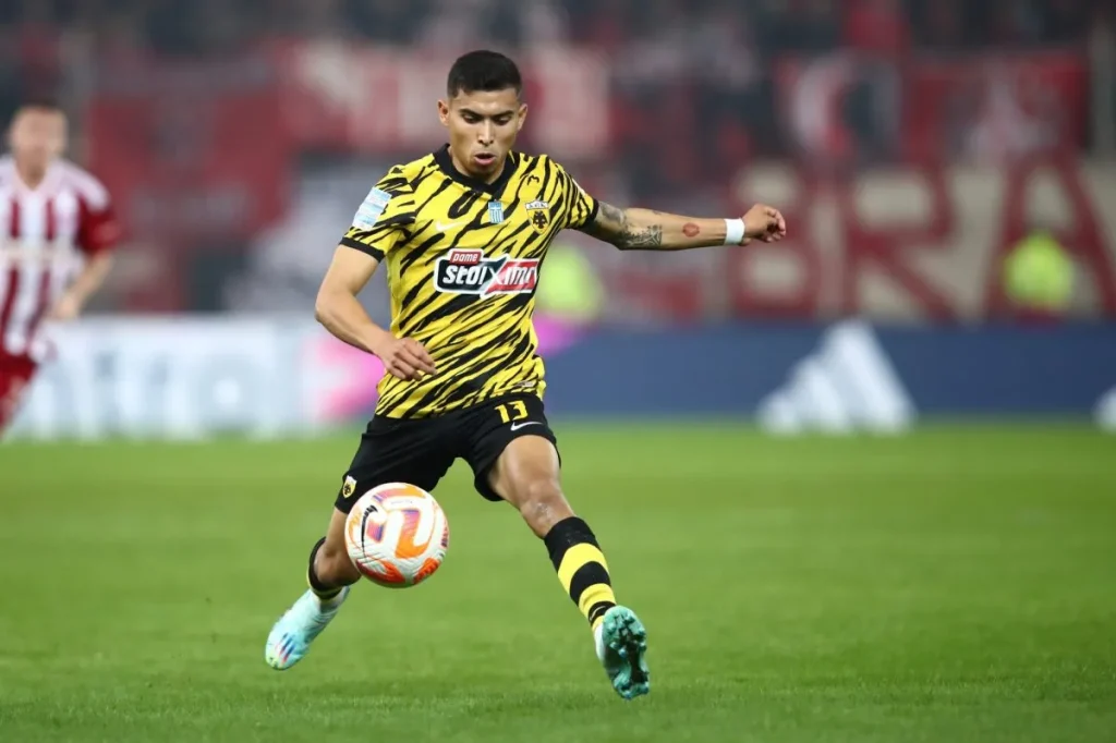 Ορμπελίν Πινέδα: Υπέγραψε αυτόγραφα και σε… δολάρια (βίντεο)