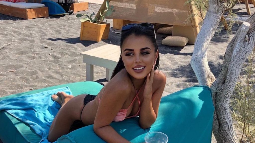 Σ.Καραμολέγκου: Ανεβάζει τη θερμοκρασία με το αποκαλυπτικό μπικίνι της (φωτό)