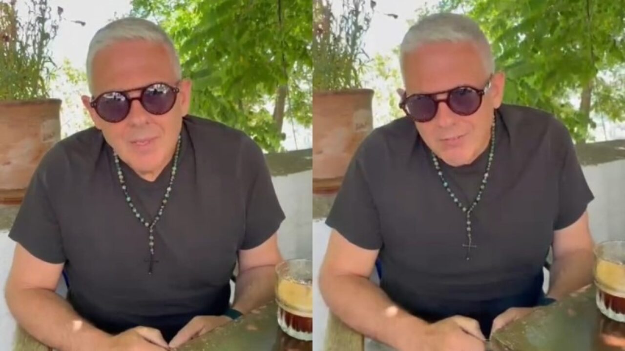 Ο Τάσος Δούσης βρήκε το ελληνικό νησί με «το πιο ακριβό πάρκινγκ στον κόσμο» και δεν είναι η Μύκονος