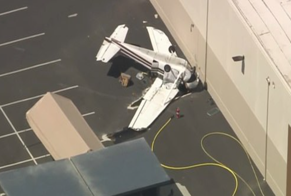 ΗΠΑ: Αεροσκάφος συνετρίβη σε κτίριο λίγο μετά την απογείωσή του – Ένας νεκρός (βίντεο)