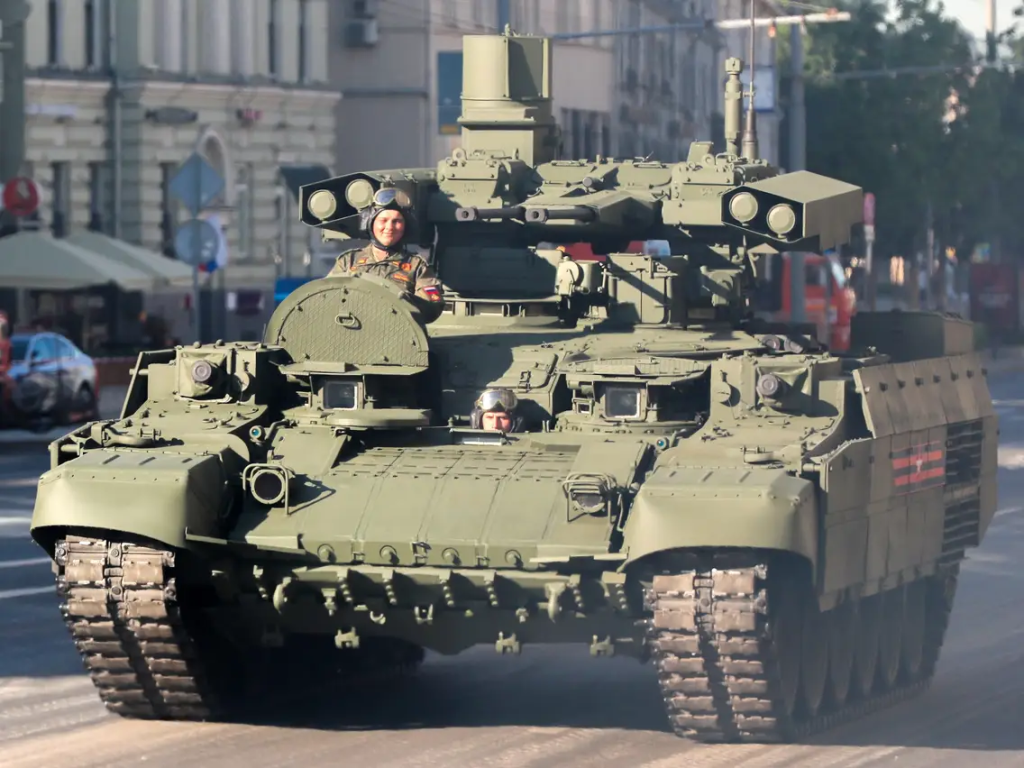 Ρωσικό άρμα υποστήριξης ΒΜΡ-Τ σε αποστολή καταστολής ουκρανικών θέσεων (βίντεο)