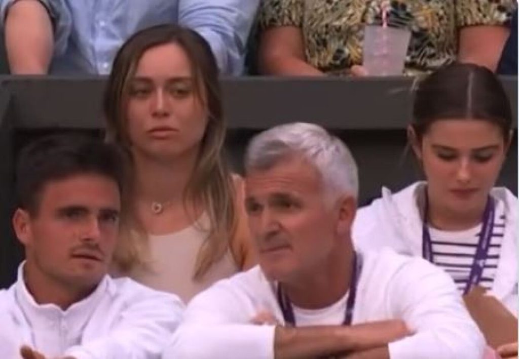 Με «βλέμμα που σκοτώνει» η Πάολα Μπαντόσα στον πατέρα του Σ.Τσιτσιπά
