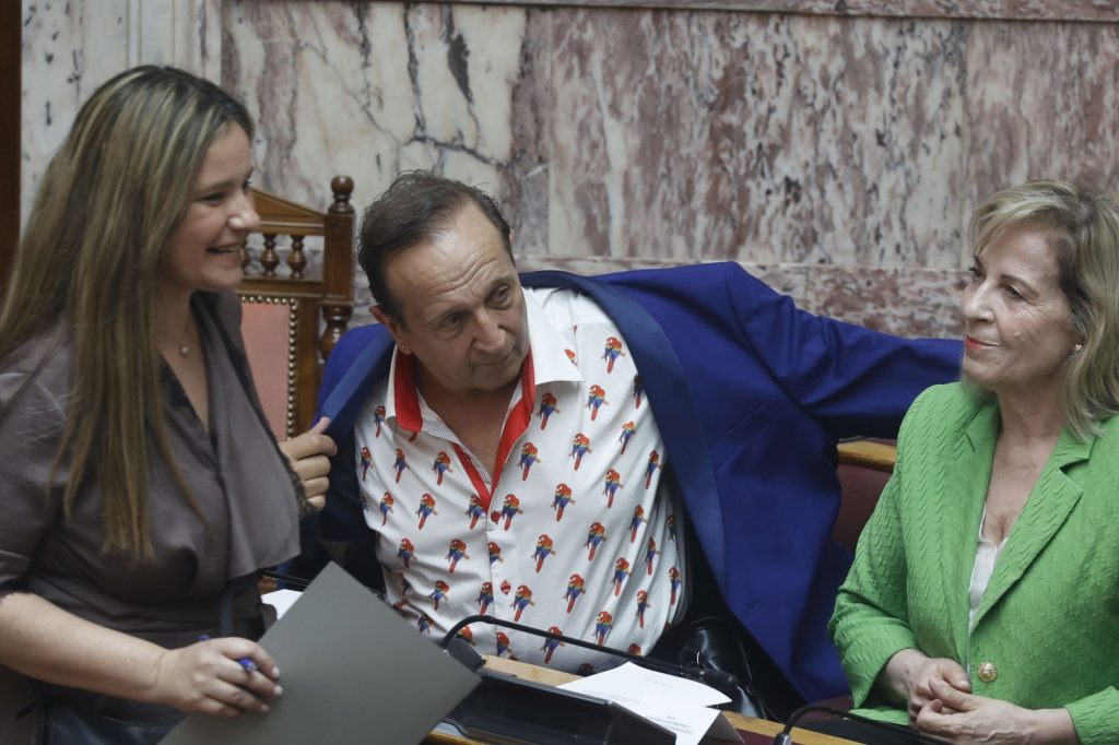 Ο Σ.Μπιμπίλας ποζάρει… με τους παπαγάλους του (φώτο)