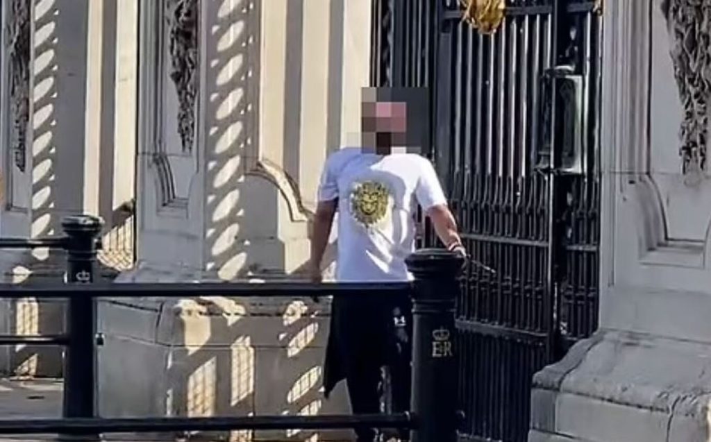 Βρετανία: Άνδρας έβαλε μόνος του χειροπέδες και εξαπέλυε απειλές στην πύλη του Μπάκιγχαμ (βίντεο)