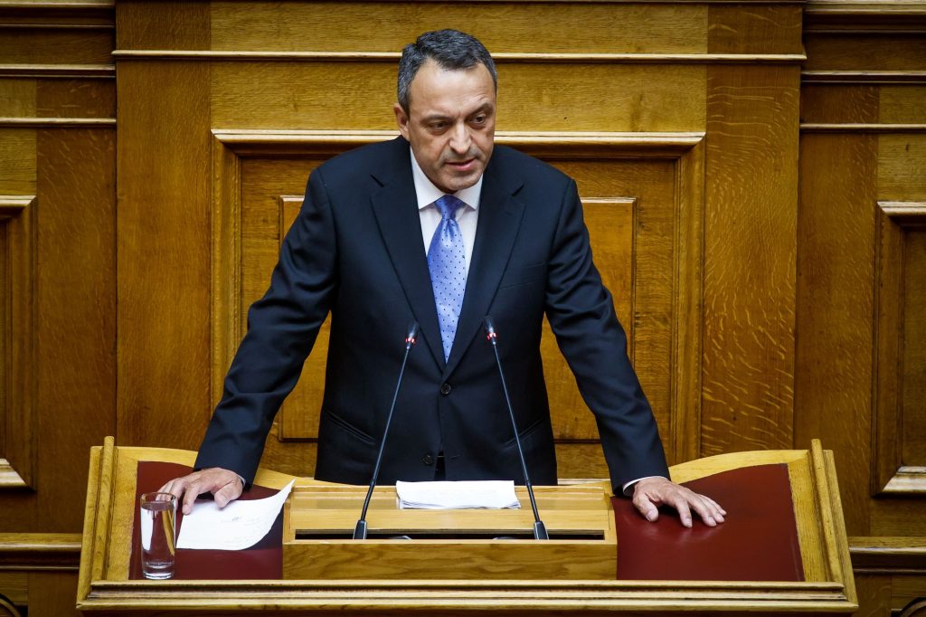 Κοινοβουλευτική ασέβεια: ΠΑΣΟΚ και ΚΚΕ αποχώρησαν από τη Βουλή μόλις ανέβηκε στο βήμα ο πρόεδρος των «Σπαρτιατών» Β.Στίγκας