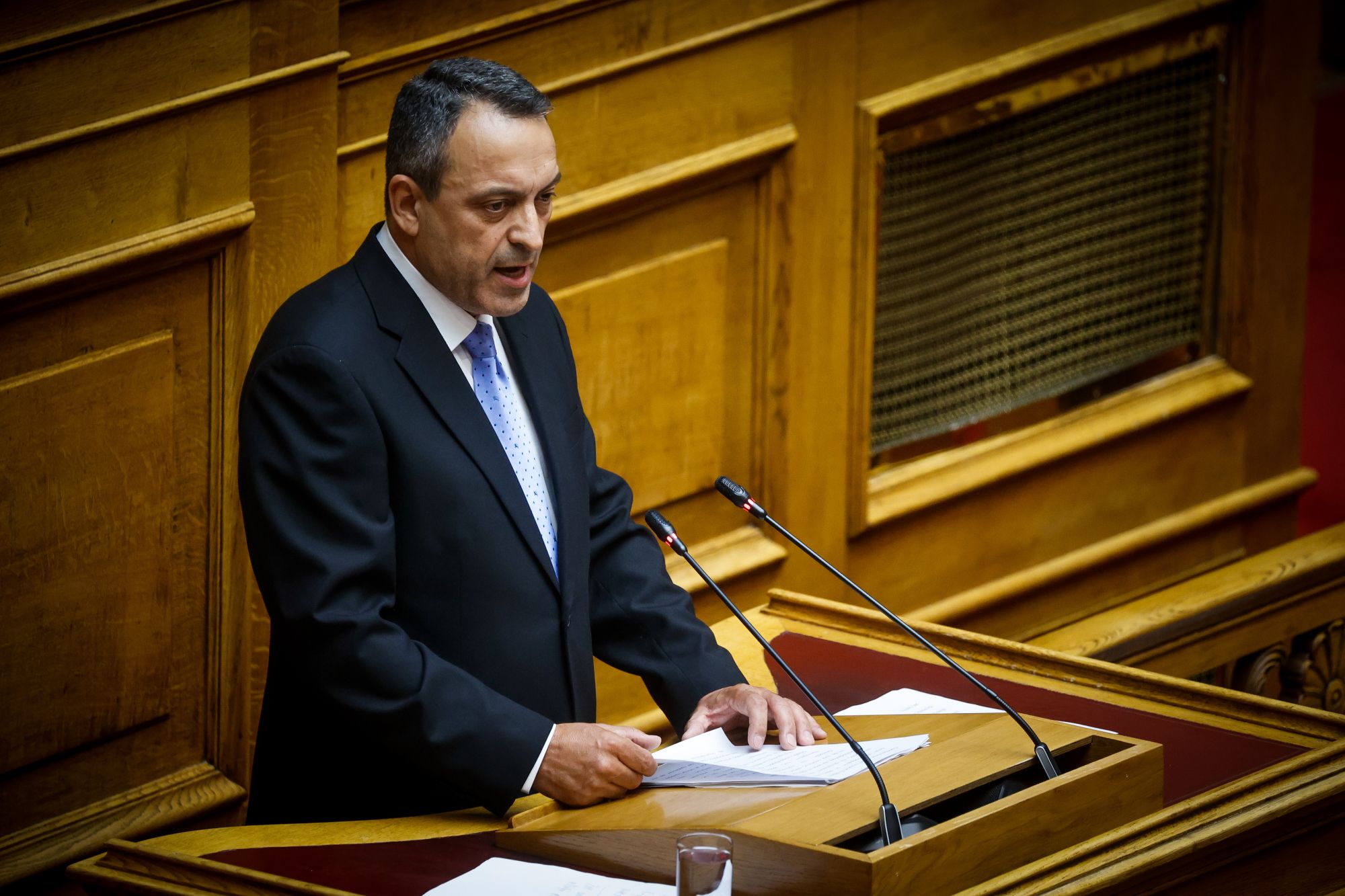 Β.Στίγκας σε ΣΥΡΙΖΑ: «Δημοκρατία είναι να υπογράφεις το ξεπούλημα της χώρας και της Μακεδονίας;»