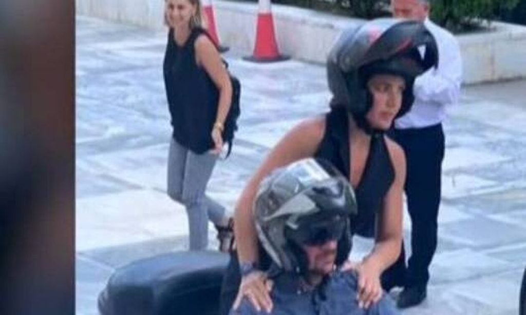 Η Δ.Μιχαηλίδου πήγε στη Βουλή με μοτοσικλέτα: Με κράνος και… φόρεμα (βίντεο)