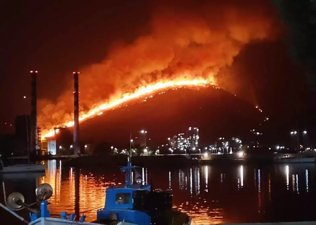 Σε εξέλιξη η φωτιά στο Αλιβέρι – Ξεκίνησαν ρίψεις 4 αεροσκάφη και 1 ελικόπτερο