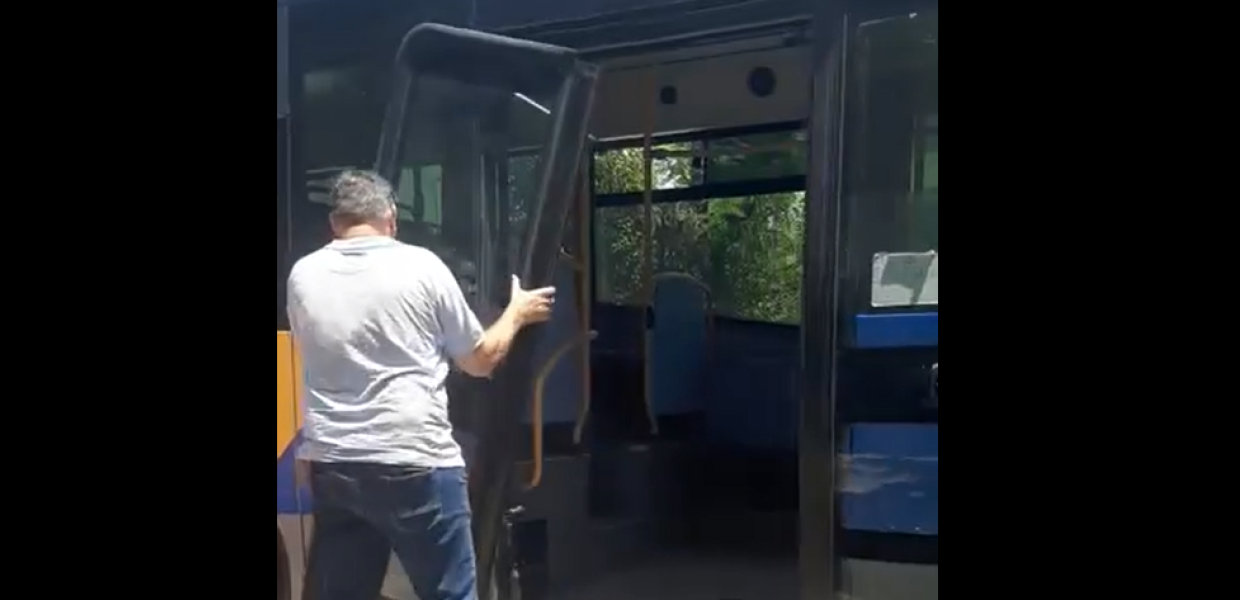 ΟΑΣΑ: Πόρτα λεωφορείου ξεκόλλησε στη μέση του δρόμου! – Προσπαθούσε να τη βάλει στη θέσης της ο οδηγός (βίντεο)