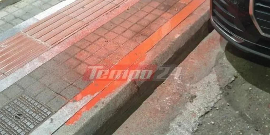 Ένταση στην Πάτρα: Κουκουλοφόροι επιτέθηκαν στο γαλλικό υποπροξενείο