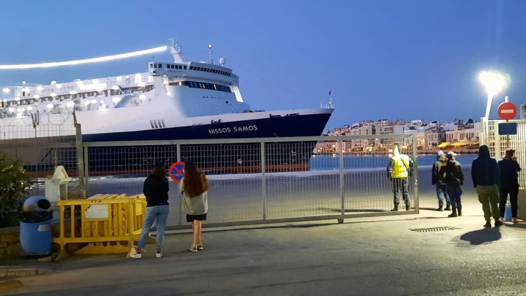 Χίος: Χωρίς επιβάτες αναχωρεί για Πειραιά το «Νήσος Σάμος» μετά την πρόσκρουση στο «κόκκινο φαναράκι»