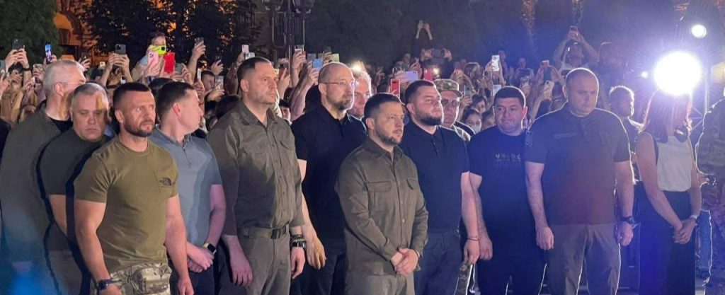 Βίντεο: Ο Β.Ζελένσκι και οι μαχητές του Τάγματος Αζόφ στο Λβιβ