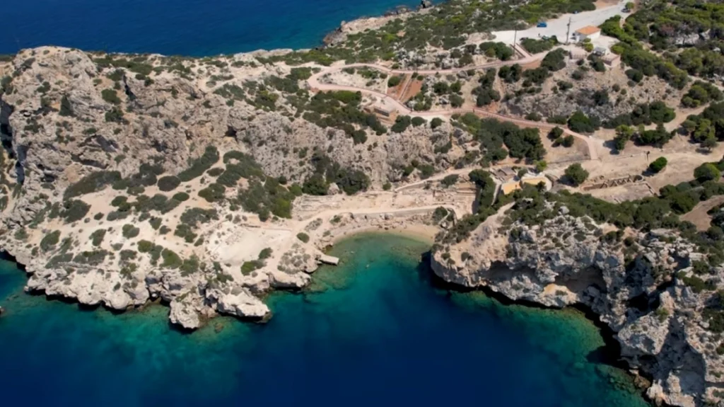 Αυτή είναι η μόνη παραλία της Ελλάδας που βρίσκεται εντός αρχαιολογικού χώρου (βίντεο)