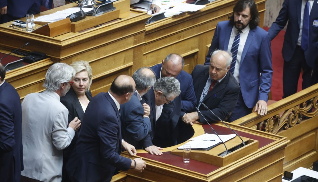 Πήγε να καταρρεύσει στη Βουλή ο Δ.Κουτσούμπας – Έσπευσαν να τον βοηθήσουν – Διεκόπη η διαδικασία (βίντεο)