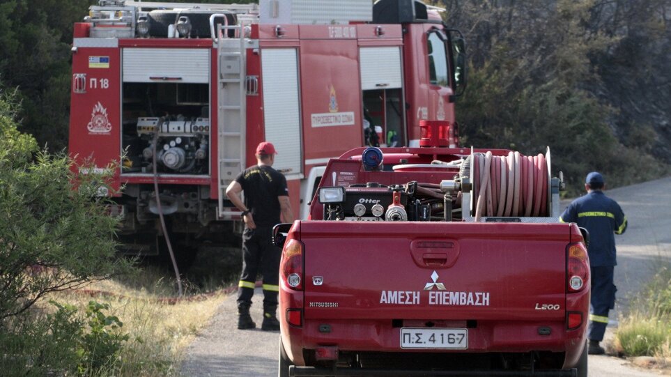 Φωτιά στα Καλύβια – Στο σημείο επιχειρούν 18 πυροσβέστες