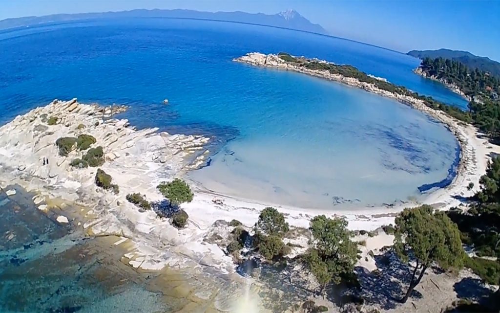 Καρύδι: Η παραλία στη Χαλκιδική που θα σας «μαγέψει» από το πρώτο λεπτό (φώτο)