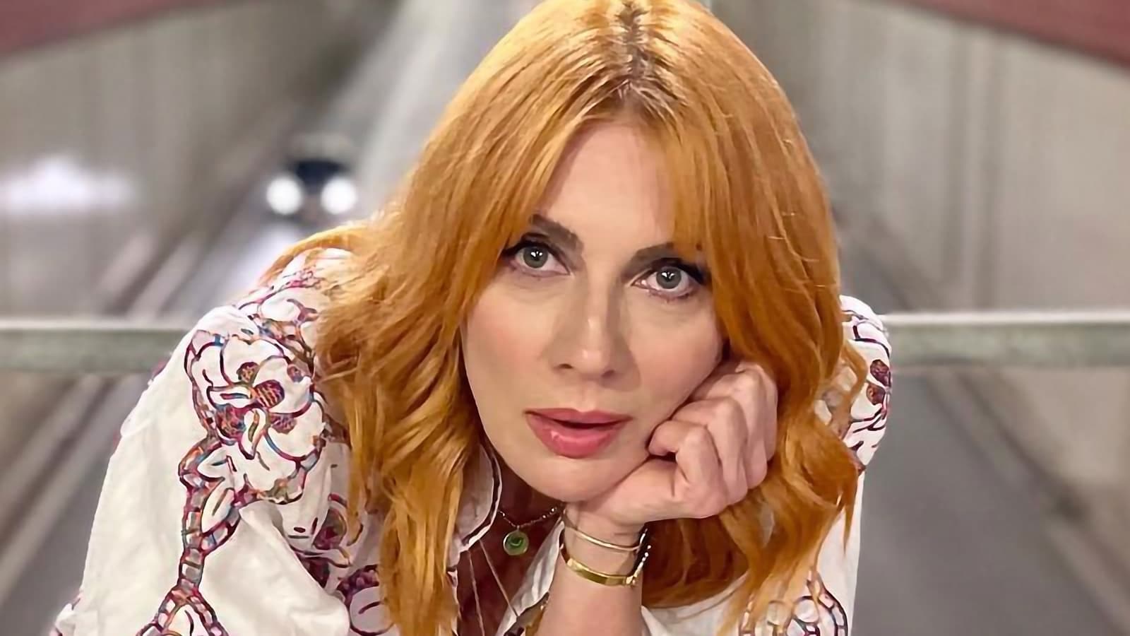 Η Σμαράγδα Καρύδη ποζάρει με μαγιό πάνω σε φουσκωτό ρινόκερο και «ρίχνει» τα social media (φώτο)