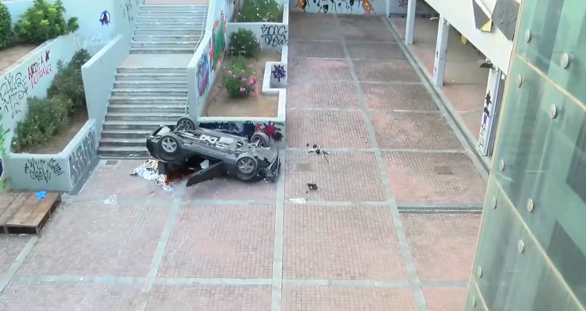 Νέο Ηράκλειο: Αυτοκίνητο προσγειώθηκε από ύψος 10 μέτρων στο σταθμό του ΗΣΑΠ! – Νεκρός ο οδηγός