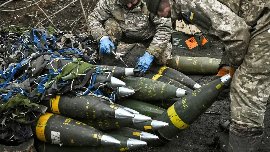 Βίντεο: Ουκρανοί δείχνουν τις βόμβες διασποράς που έλαβαν από τους Αμερικανούς (βίντεο)