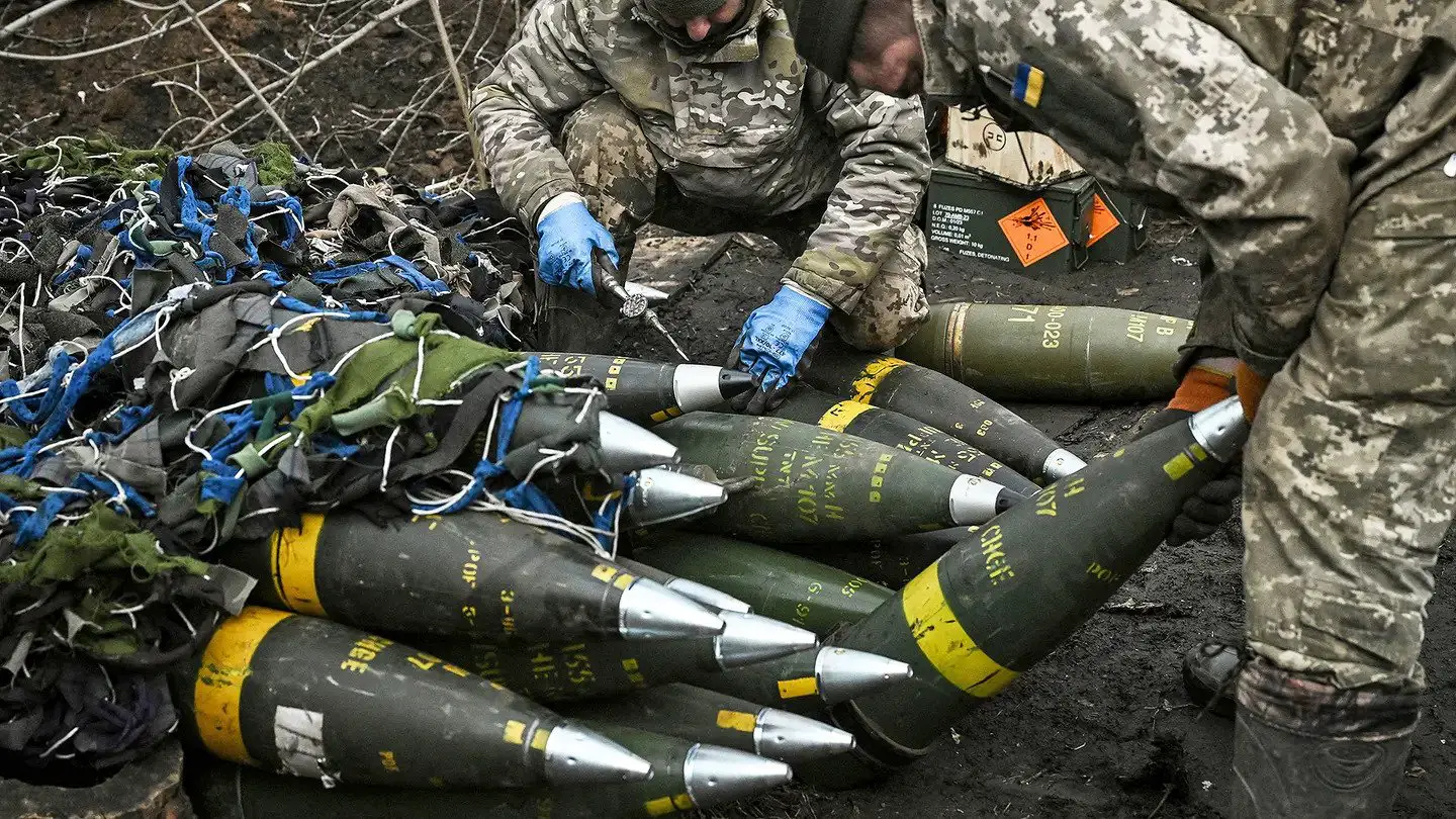 Αποστολή όπλων διασποράς από ΗΠΑ σε Ουκρανία: Ανησυχία για το πώς θα απαντήσει η Μόσχα