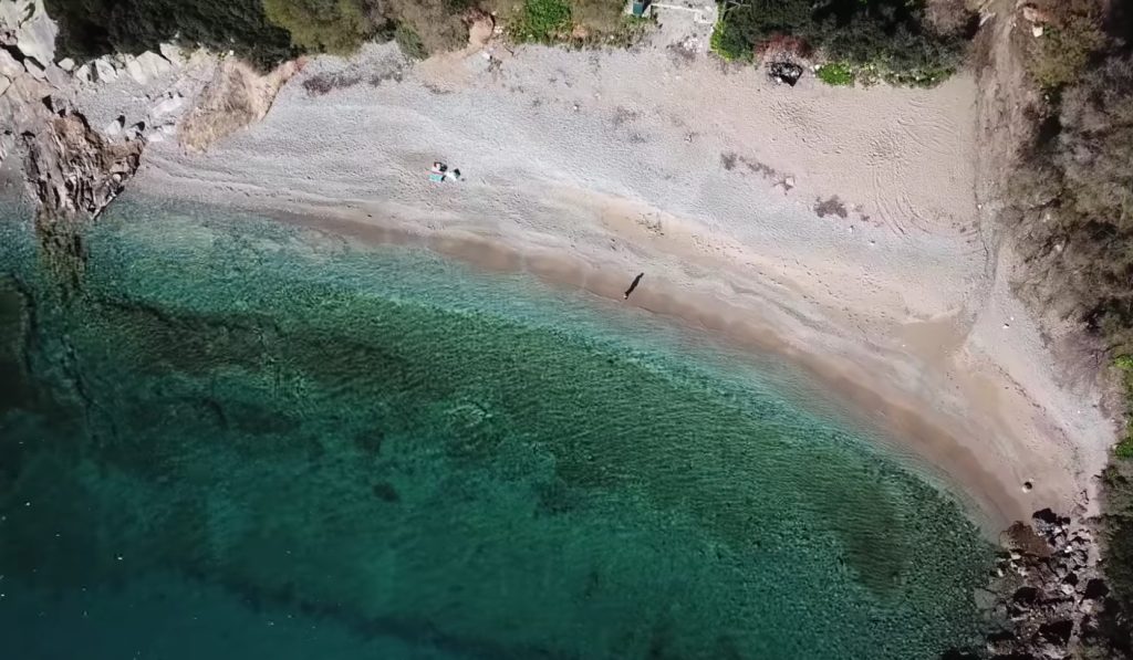 Οι παραλίες με τα «κρυστάλλινα» νερά που βρίσκονται μια «ανάσα» από το κέντρο της Αθήνας