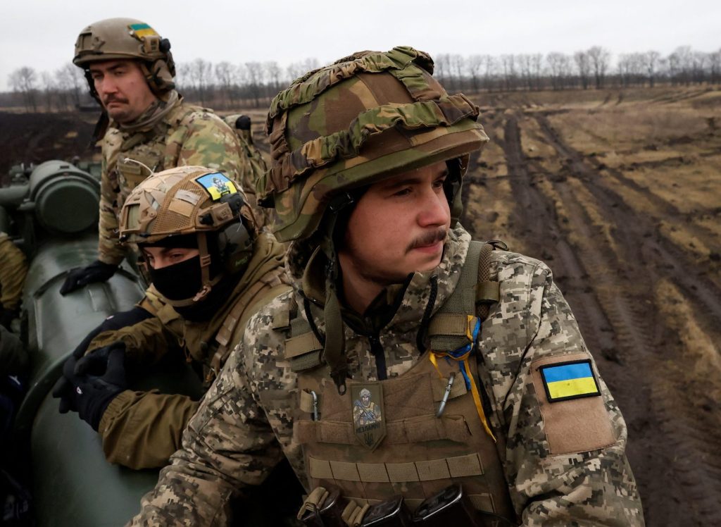 Με το ζόρι η επιστράτευση στην Ουκρανία – Με συλλήψεις οδηγούνται σε κέντρο κατάταξης
