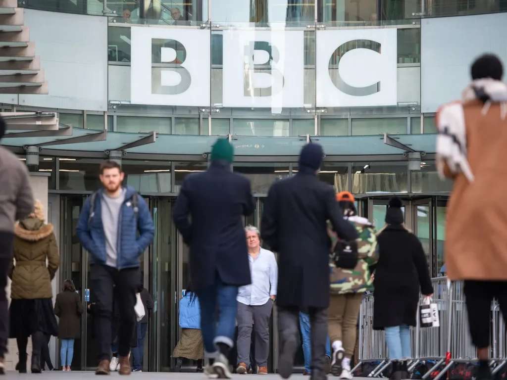 Το BBC ξεκίνησε έρευνα σε μαζί με την αστυνομία μετά τις καταγγελίες για τον παρουσιαστή που πλήρωσε παιδί για γυμνές φωτογραφίες