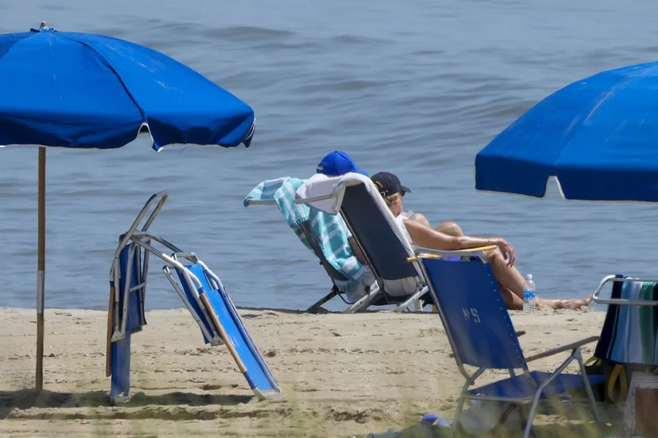 Πήγε παραλία ο Τ.Μπάιντεν – Κανείς λουόμενος δεν του έδωσε σημασία (βίντεο)