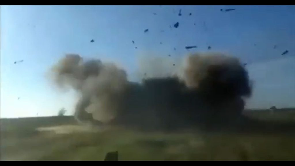 Βίντεο: Η στιγμή που ουκρανική ομάδα «τινάζεται στον αέρια» μέσα σε τεθωρακισμένο Humvee SUV
