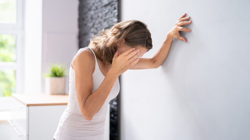 Ζαλάδα: Πότε οφείλεται στην αρτηριακή πίεση του αίματος και τι μπορείτε να κάνετε