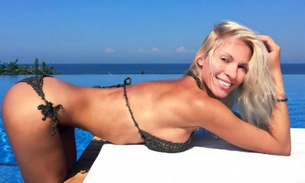 Η Ασημίνα Ιγγλέζου χορεύει με μαγιό… «κορδόνι» και προκαλεί «απανωτά εγκεφαλικά» με την πίσω της όψη (βίντεο)