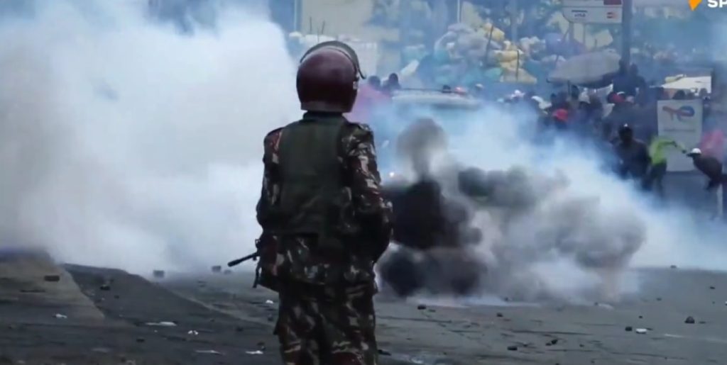 Χάος στην Κένυα λόγω φόρων και ακρίβειας – Αντικυβερνητικές διαδηλώσεις και καταστολή (βίντεο)
