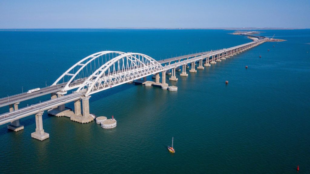 Οι Ουκρανοί επιχείρησαν να καταστρέψουν την γέφυρα του Κερτς στην Κριμαία (βίντεο)
