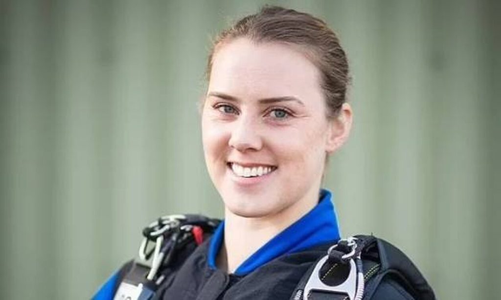 Βρετανία: Εκπαιδεύτρια της RAF κατέγραψε τα τελευταία της λεπτά στον αέρα – Δεν άνοιξε το αλεξίπτωτο της