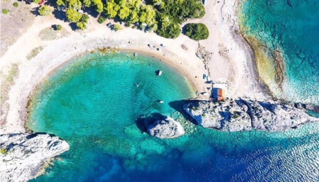 Μυλοκοπή: Η διπλή παραλία που είναι ιδανική για τα καλοκαιρινά σας μπάνια – Πώς θα φτάσετε ως εκεί (βίντεο)